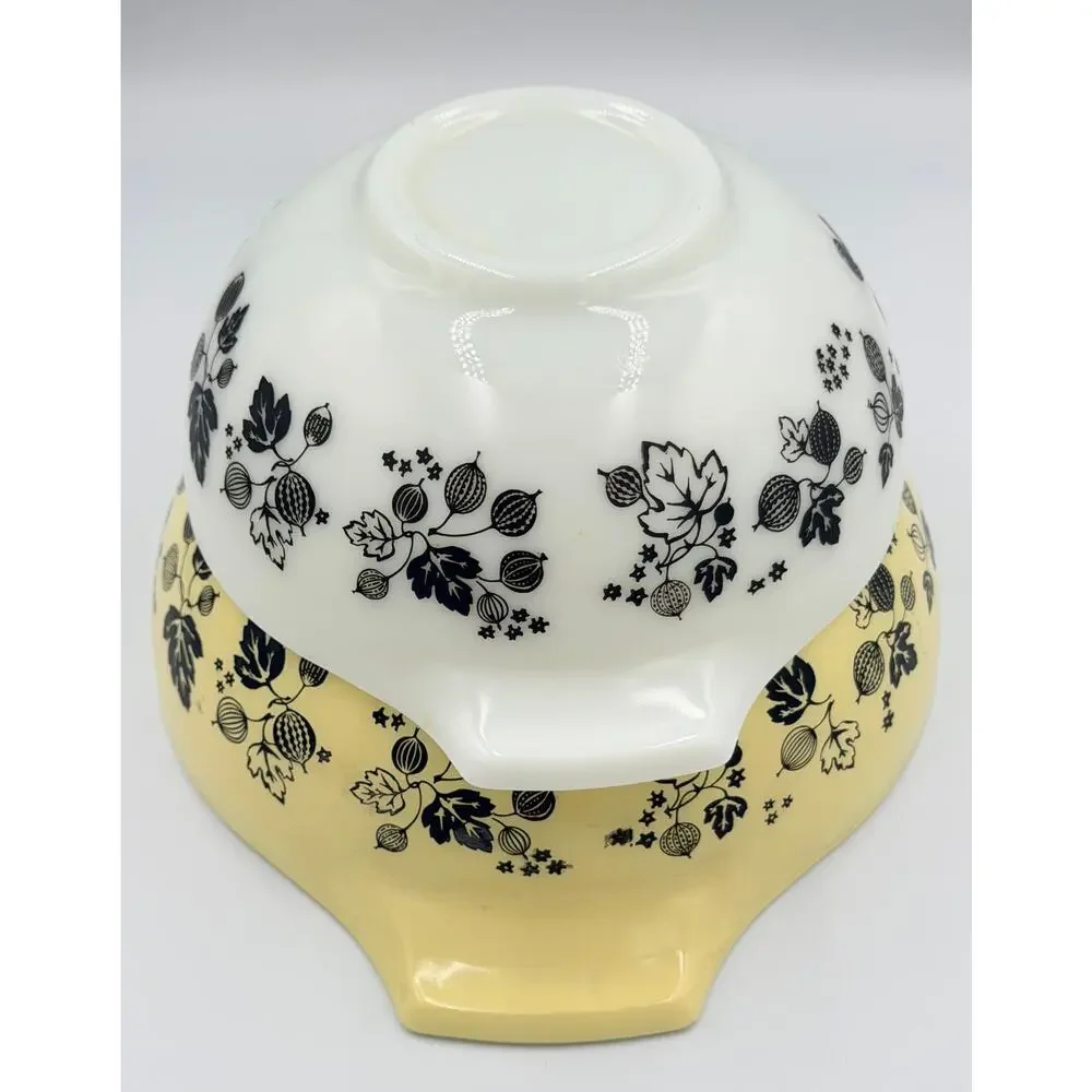 Vintage Pyrex Gooseberry Yellow White Black Cinderella Mixing Bowl 2pc Set